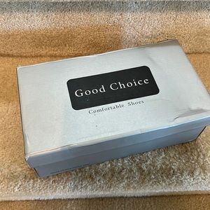 Super soft comfortable sandals! Never worn